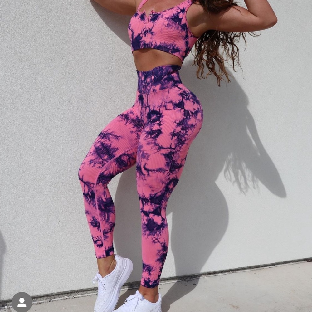 Seamless Scrunch Booty Pop Leggings.
